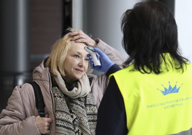 Ukraina: Mieszkańcy domagali się wywiezienia żony zarażonego koronawirusem