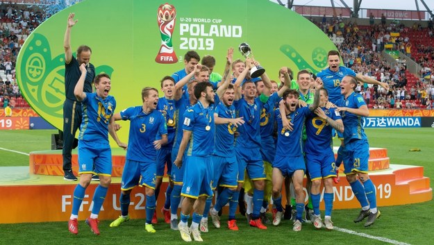 Ukraina odbiera puchar za zdobycie mistrzostwa świata do lat 20 /	Grzegorz Michałowski   /PAP