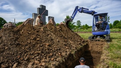 Ukraina: Odkryto pierwszą mogiłę w Hucie Pieniackiej, w której mogą być szczątki Polaków