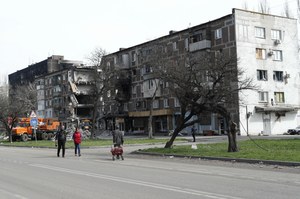 Ukraina: Pod Mariupolem wykopano zbiorowe groby, ciężarówkami przywożone są ciała