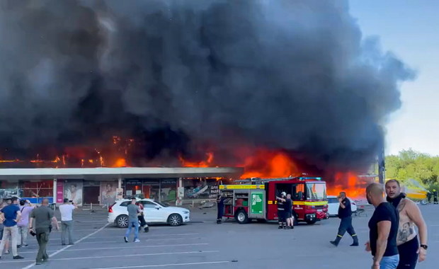 Ukraina: Rosjanie ostrzelali centrum handlowe w Krzemieńczuku. Wiele ofiar