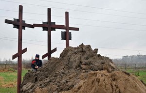 Ucrania: los rusos exhuman los restos de una fosa común en la región de Donetsk
