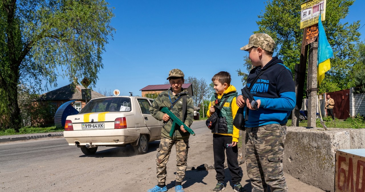 Ukraina: Trzeba uważać, zanim podniesie się zabawki. Są zaminowane 