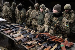Ukraina: UE nie ewakuuje rodzin dyplomatów. Wielka Brytania wycofuje część personelu