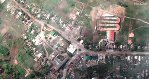 Ukraina. Zdjęcia satelitarne zniszczonych miast. Widać sprzęt wojskowy i ostrzelane budynki