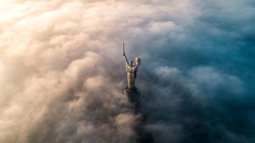 Ukraińcy chętnie zakładają w Polsce firmy. Na zdj. otulony mgłą pomnik Matki Ojczyzny w Kijowie /123RF/PICSEL