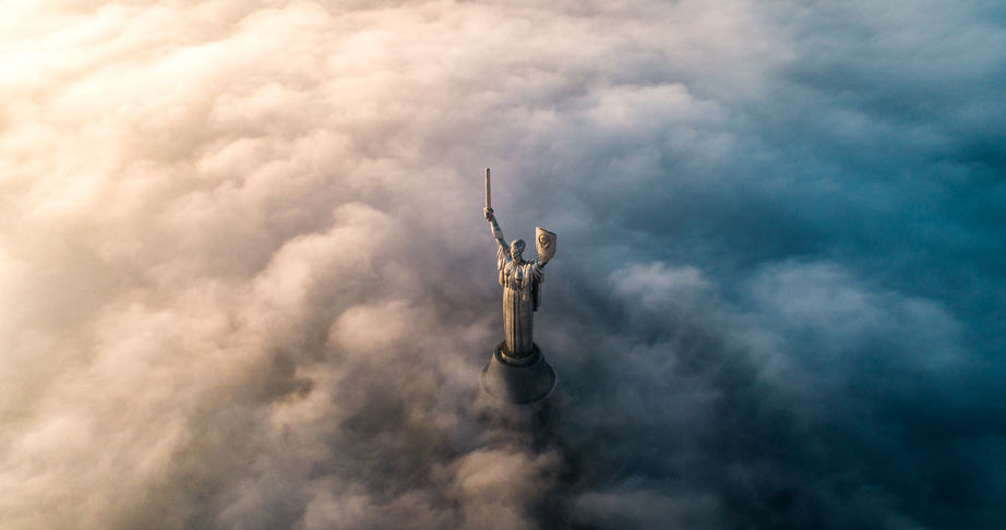 Ukraińcy chętnie zakładają w Polsce firmy. Na zdj. otulony mgłą pomnik Matki Ojczyzny w Kijowie /123RF/PICSEL