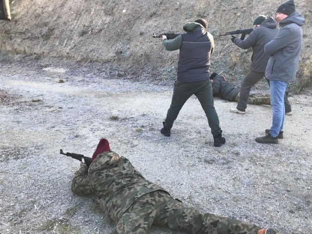Ukraińcy ćwiczący pozycje strzeleckie na strzelnicy w Jaworze /Paweł Pyclik /RMF FM