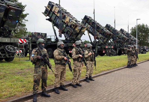 Ukraińcy i niemieccy żołnierze stojący przed systemami obrony powietrznej Patriot na poligonie w niemieckim kraju związkowym Meklemburgia-Pomorze Przednie (zdjęcie z 11 czerwca br.) /JENS BUTTNER / AFP /East News