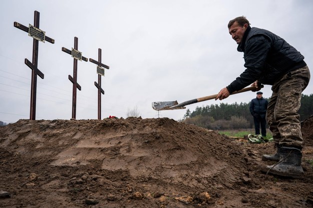 Ukraińcy kopią groby dla cywilów, którzy zginęli podczas rosyjskich ataków w Buczy /AA/ABACA /PAP/Abaca