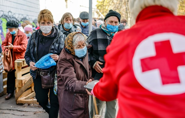 Ukraińcy korzystający z pomocy humanitarnej w Mikołajowie /HANNIBAL HANSCHKE /PAP/EPA