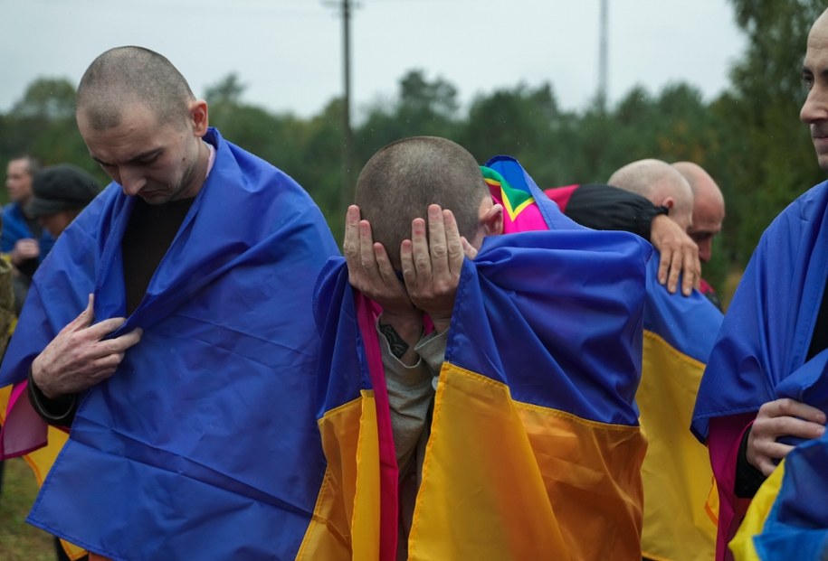 Ukraińcy, którym udało się wrócić do domu z rosyjskiej niewoli /EPA/Stringer /PAP