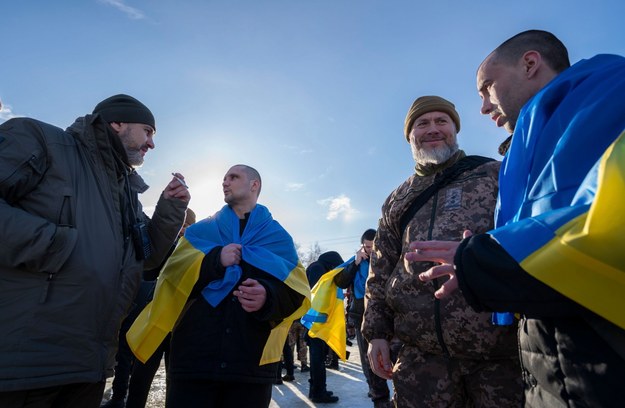 Ukraińcy, którzy powrócili dziś z rosyjskiej niewoli /UKRAINIAN PRESIDENTIAL PRESS SERVICE HANDOUT HANDOUT /PAP/EPA