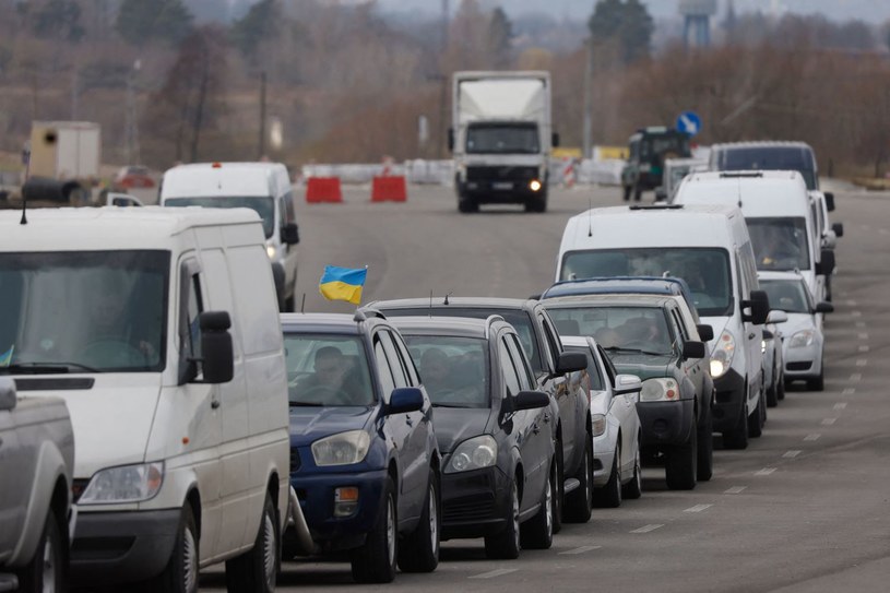 Ukraińcy masowo kupują auta i wwożą do swojego kraju ze względu na zniesienie opłat celnych /AFP
