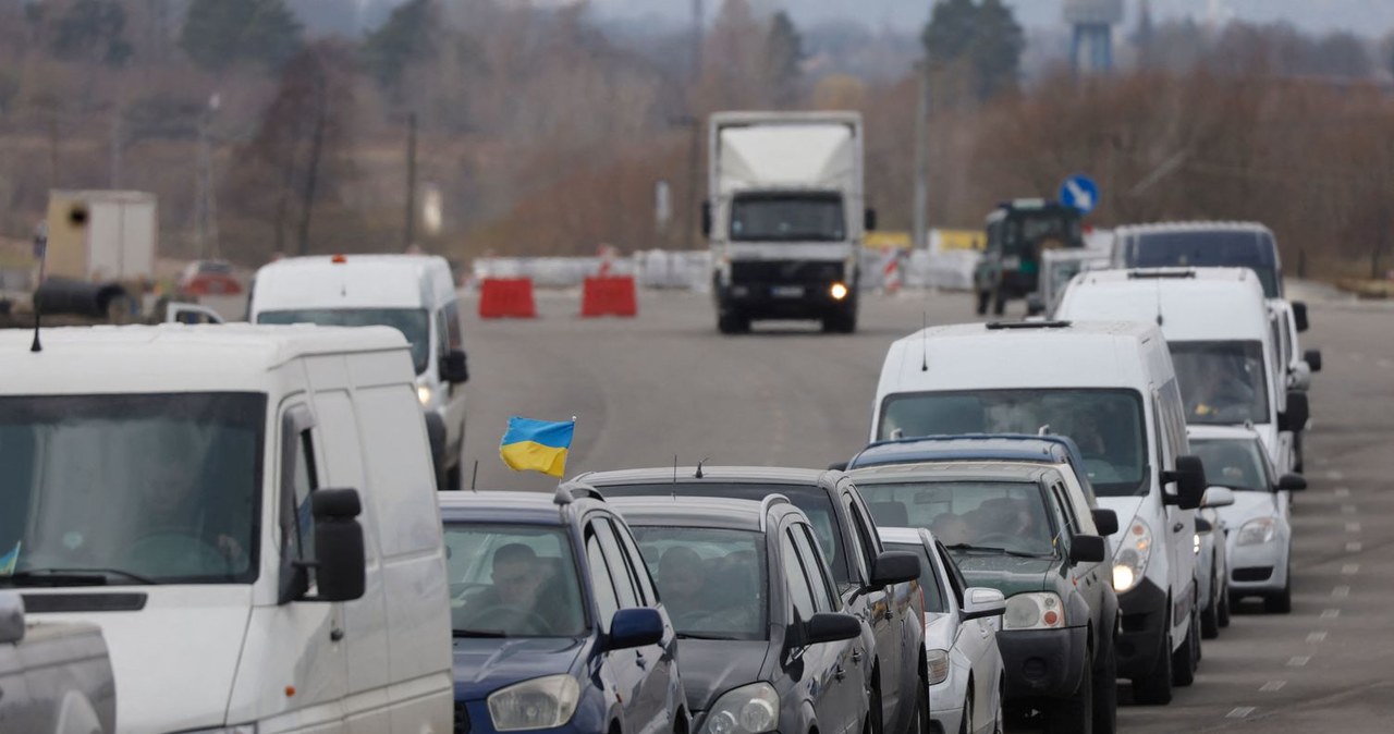 Ukraińcy masowo kupują auta i wwożą do swojego kraju ze względu na zniesienie opłat celnych /AFP