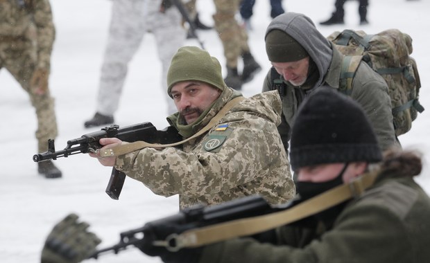 Ukraińcy masowo się zbroją. "To nasza ziemia, będziemy jej bronić"