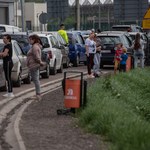 Ukraińcy masowo sprowadzają auta. Długie kolejki do granicy w Zosinie