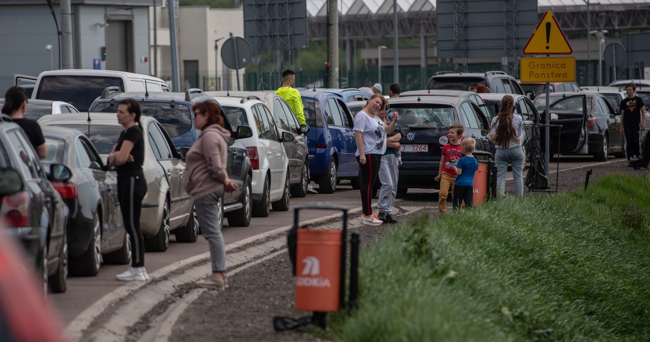 Ukraińcy masowo sprowadzają auta. Długie kolejki do granicy w Zosinie
