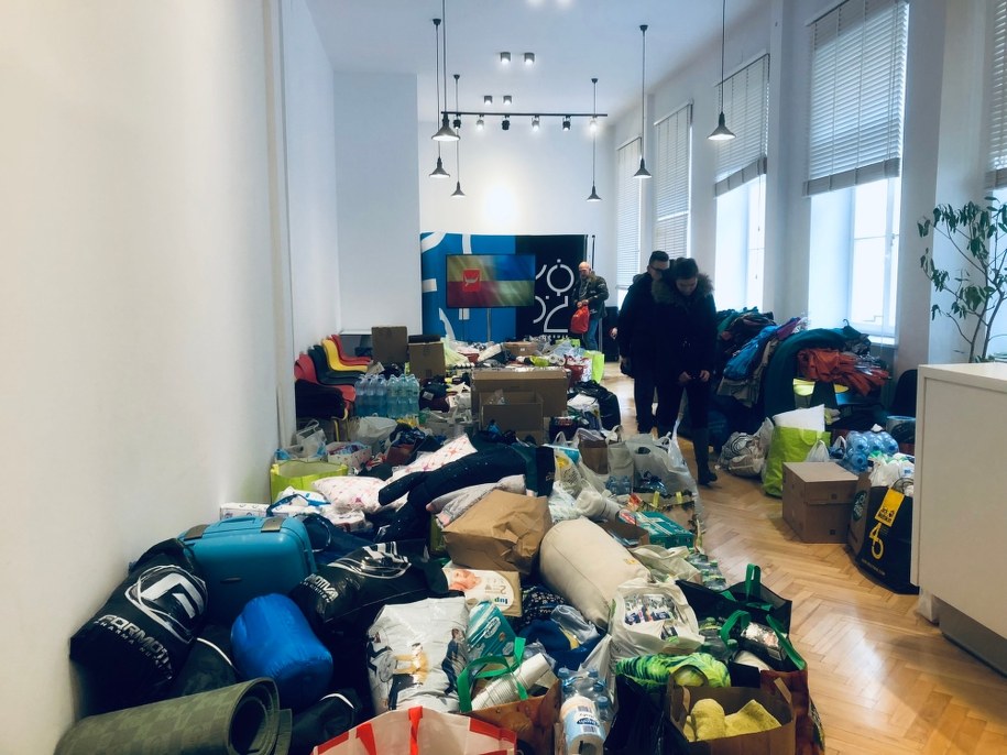 Ukraińcy mieszkający w Łodzi, ale także Polacy, przynoszą pomoc rzeczową do łódzkiego Urzędu Miasta /Agnieszka Wyderka /RMF FM