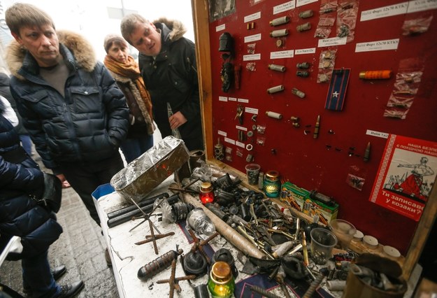 Ukraińcy na Majdanie oglądają resztki broni i amunicji, których w czasie protestów w Kijowie używała milicja /SERGEY DOLZHENKO /PAP/EPA