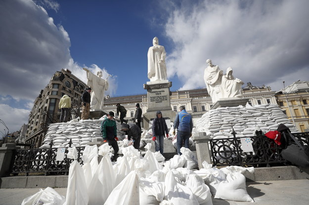 Ukraińcy obkładają pomniki workami z piaskiem /ATEF SAFADI  /PAP/EPA