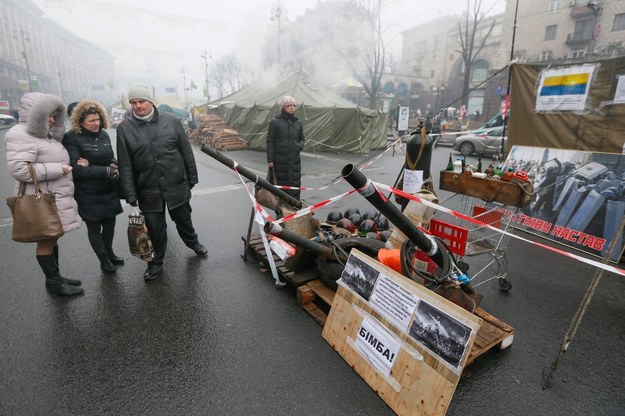 Ukraińcy oglądają na Majdanie działka pneumatyczne, które były używane w czasie protestów w Kijowie /SERGEY DOLZHENKO /PAP/EPA