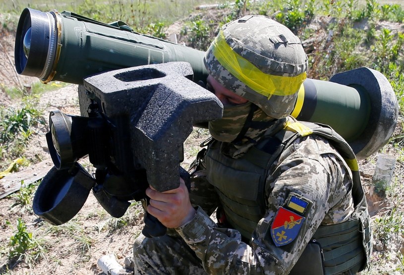 Ukraińcy otrzymały zapas pocisków FGM-148 Javelin jeszcze przed rozpoczęciem wojny. Do niszczenia czołgów wykorzystywany jest specjalny tryb tej broni, który sprawia, że pocisk najpierw unosi się i opada na cieńszy pancerz górny /REUTERS/Gleb Garanich  /© 2023 Reuters