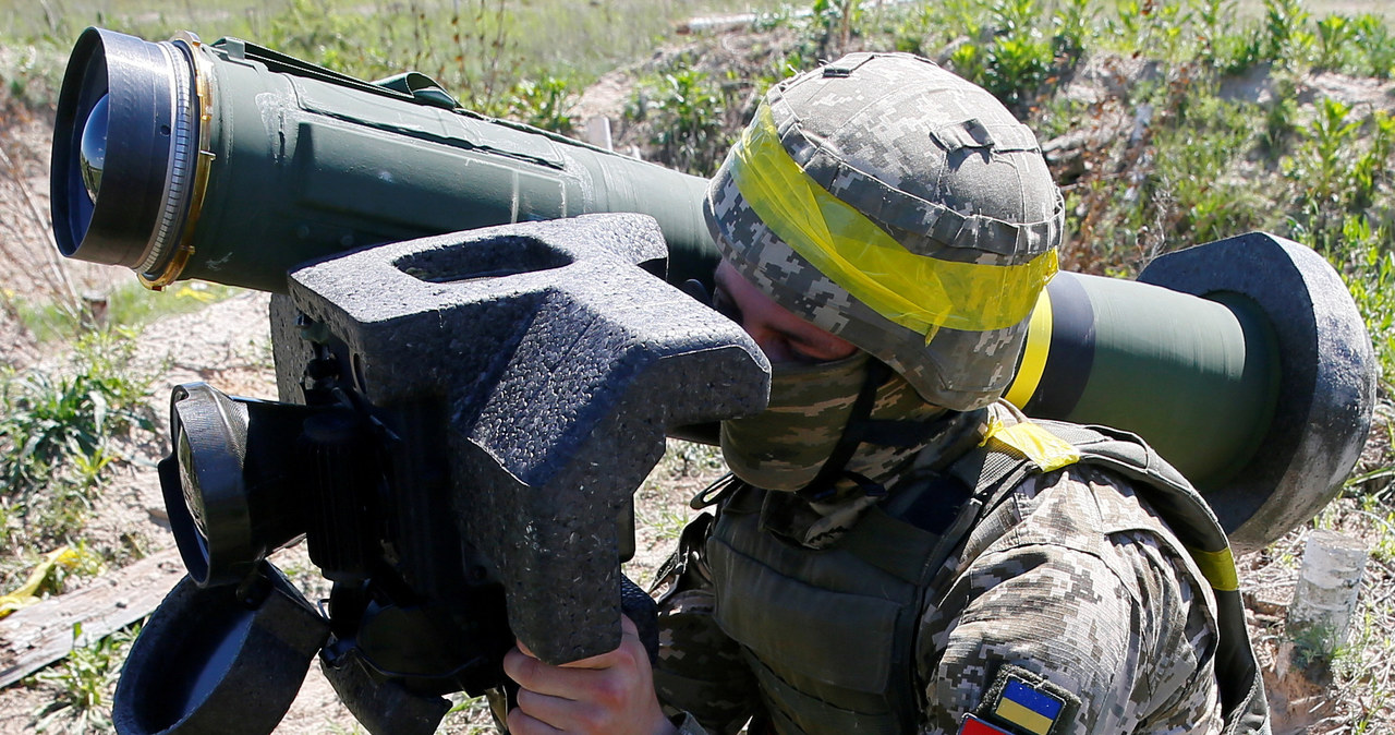 Ukraińcy otrzymały zapas pocisków FGM-148 Javelin jeszcze przed rozpoczęciem wojny. Do niszczenia czołgów wykorzystywany jest specjalny tryb tej broni, który sprawia, że pocisk najpierw unosi się i opada na cieńszy pancerz górny /REUTERS/Gleb Garanich  /© 2023 Reuters