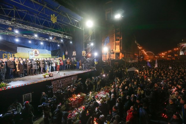 Ukraińcy podczas mszy na Majdanie /PAP/EPA/MAXIM SHIPENKOV /PAP