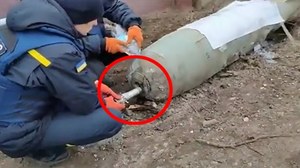 Ukraińcy pokazali, jak rozbrajają wielką bombę metodą chałupniczą