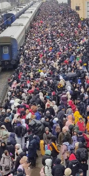 Ukraińcy próbują uciec z Charkowa. Tłumy na dworcu kolejowym