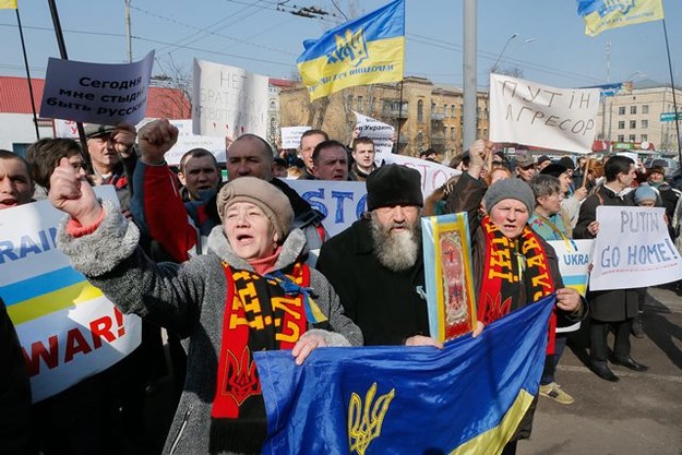 Ukraińcy protestują przeciwko działaniom Rosji /SERGEY DOLZHENKO /PAP/EPA