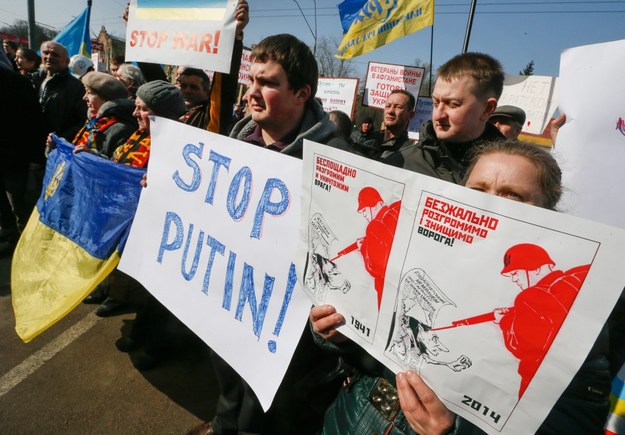 Ukraińcy protestują przed ambasadą Rosji w Kijowie /SERGEY DOLZHENKO /PAP/EPA