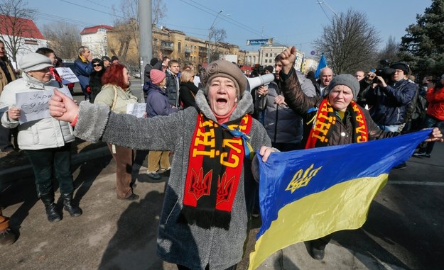 Ukraińcy protestują przed rosyjską ambasadą w Kijowie /SERGEY DOLZHENKO /PAP/EPA
