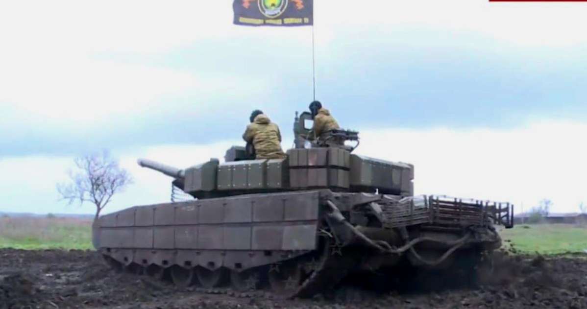 Ukraińcy przejęli czołg Rosjan. W środku zobaczyli technikę z lat 80. /@Cyberspec1 /Twitter