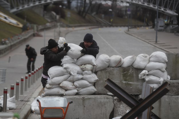 Ukraińcy przygotowują worki z piaskiem w centrum Kijowa. /ZURAB KURTSIKIDZE /PAP/EPA