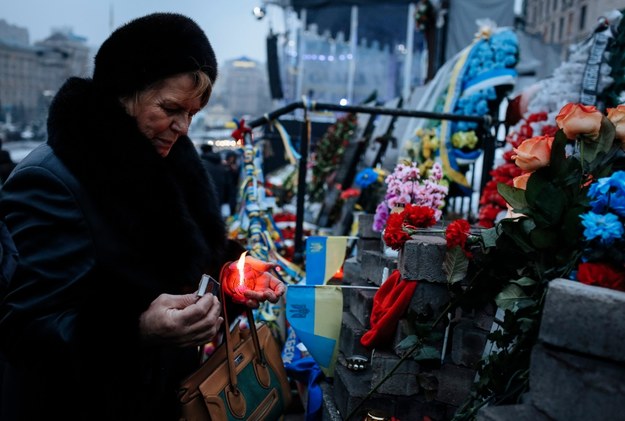 Ukraińcy składają kwiaty na Majdanie /ROMAN PILIPEY /PAP/EPA