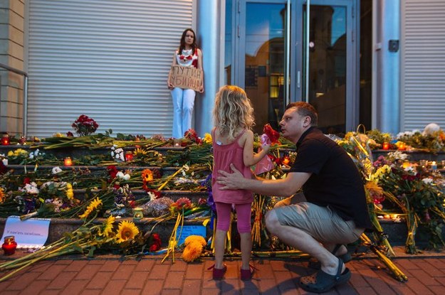 Ukraińcy składają kwiaty pod ambasadą Holandii /ROMAN PILIPEY /PAP/EPA