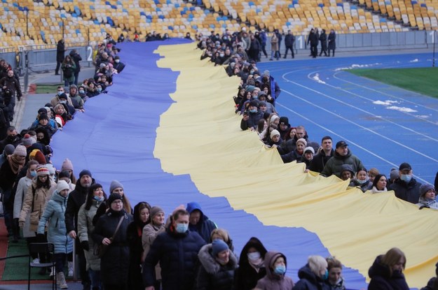 Ukraińcy świętujący dziś Dzień Zjednoczenia /SERGEY DOLZHENKO /PAP/EPA