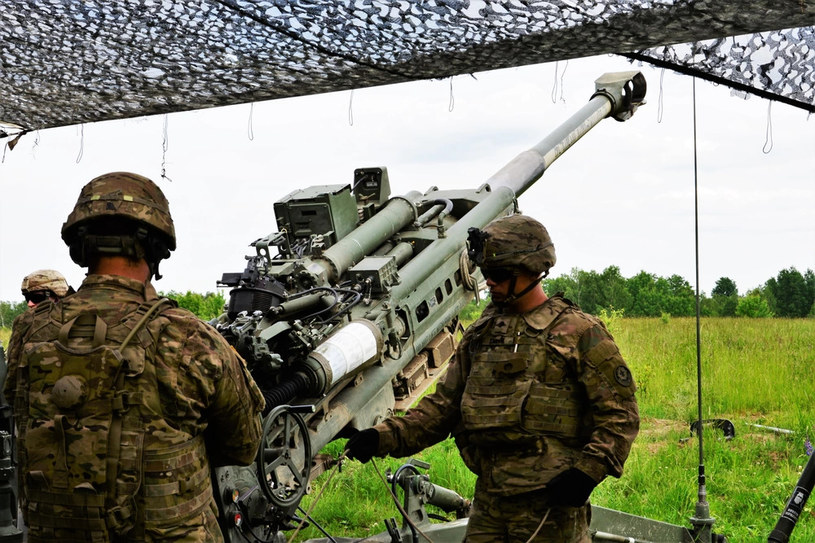 Ukraińcy szczególnie często mają prosić o pomoc w obsłudze i naprawie 155 mm amerykańskiej haubicy M777 /Defense Visual Information Distribution Service