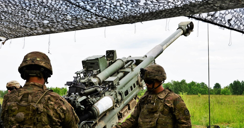 Ukraińcy szczególnie często mają prosić o pomoc w obsłudze i naprawie 155 mm amerykańskiej haubicy M777 /Defense Visual Information Distribution Service
