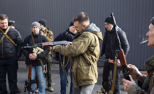 Ukraińcy szykują się do obrony Kijowa. "Noc i poranek będą bardzo trudne" [RELACJA 25.02 cz. III]