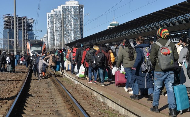 Ukraińcy tłoczą się w miejskiej stacji metra, która służy jako schron w Kijowie, podczas ostrzałów rakietowych /ANDRII NESTERENKO /PAP/EPA