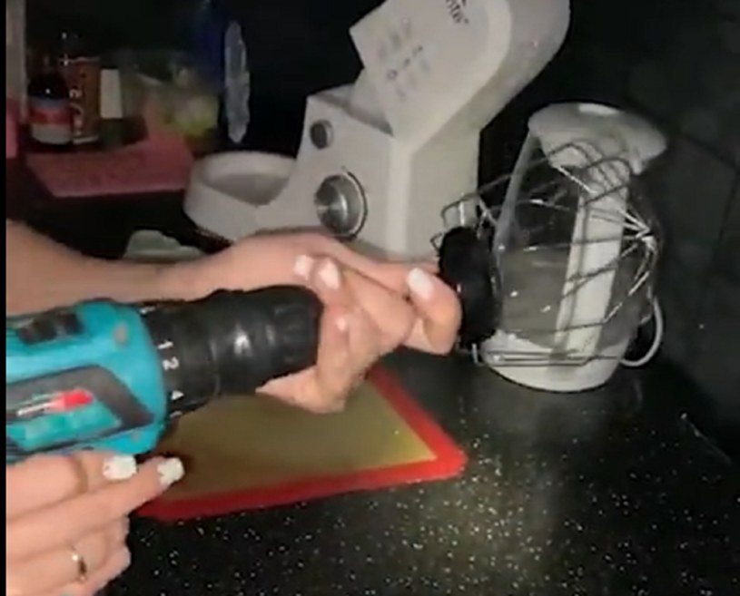 Ukraińcy uczą się wykorzystywać wiertarki z akumulatorami jako nowe, kuchenne miksery. /Twitter
