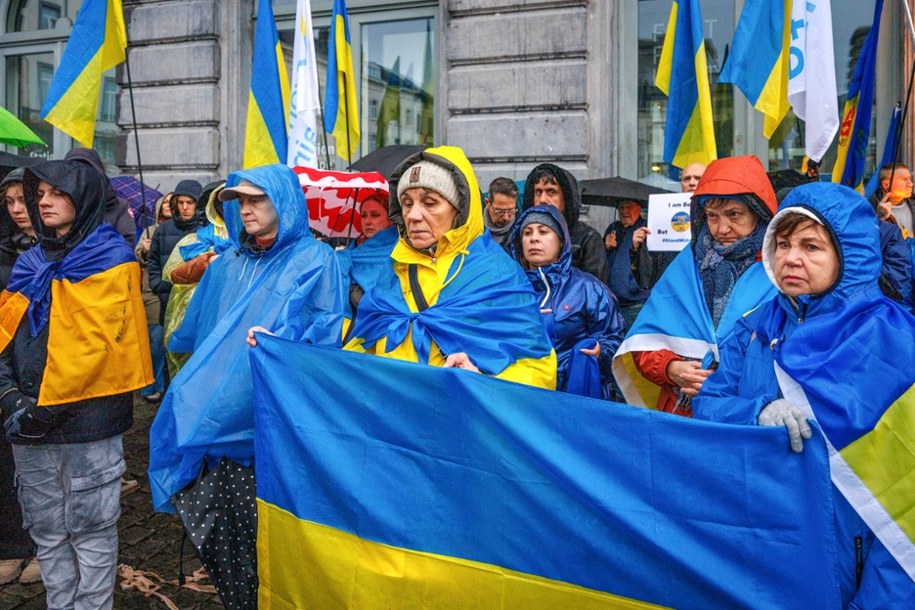 Ukraińcy upamiętniający 1000. dzień rosyjskiej inwazji przed Parlamentem Europejskim w Brukseli. 19.11.2024 r. /OLIVIER MATTHYS    /PAP/EPA