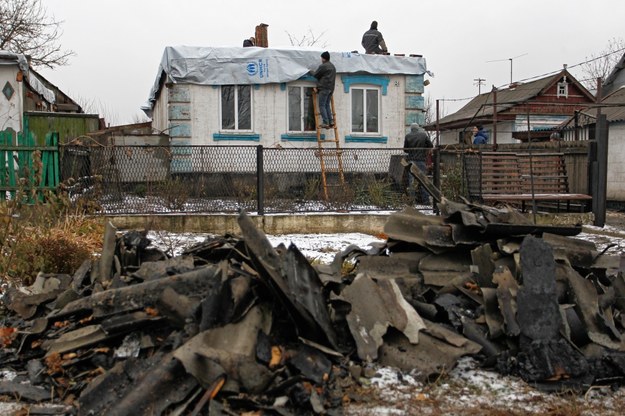 Ukraińcy usuwający gruzy z budynku zniszczonego przez rebeliantów /ALEXANDER ERMOCHENKO /PAP