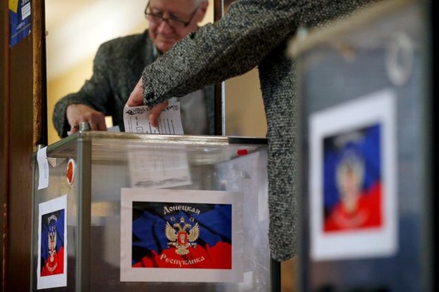 Ukraińcy w trakcie głosowanie w referendum /MAXIM SHIPENKOV    /PAP/EPA