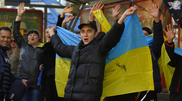 Ukraińcy w wyzwolonym Chersoniu /OLEG PETRASYUK /PAP/EPA