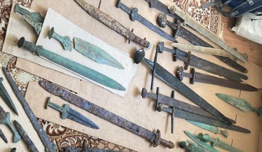 Ukraińcy znaleźli 7000 artefaktów w domu polityka. Wśród nich hełmy husarskie i huński miecz