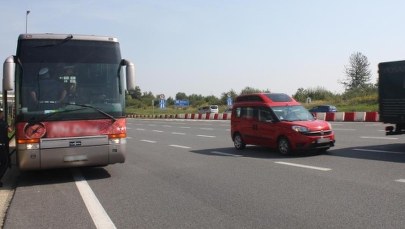 Ukrainiec cofał autobusem na A4. Przewoził 43 pasażerów